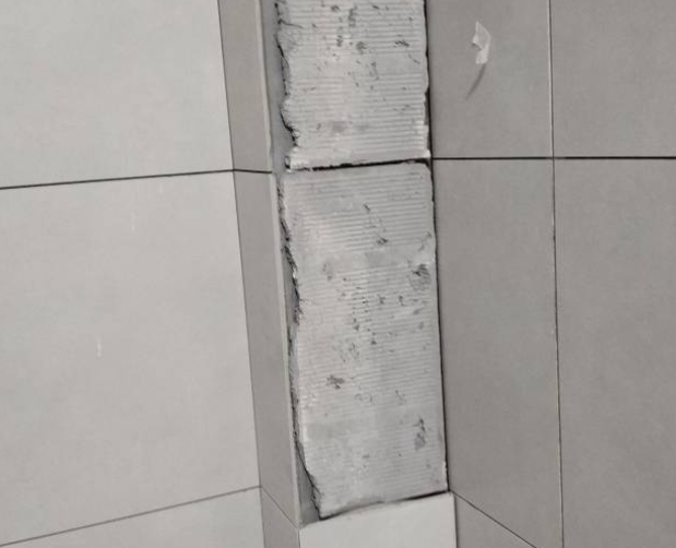 新安瓷砖空鼓维修公司分享下瓷砖施工前基层浇水润湿程度不足，可能导致以下问题