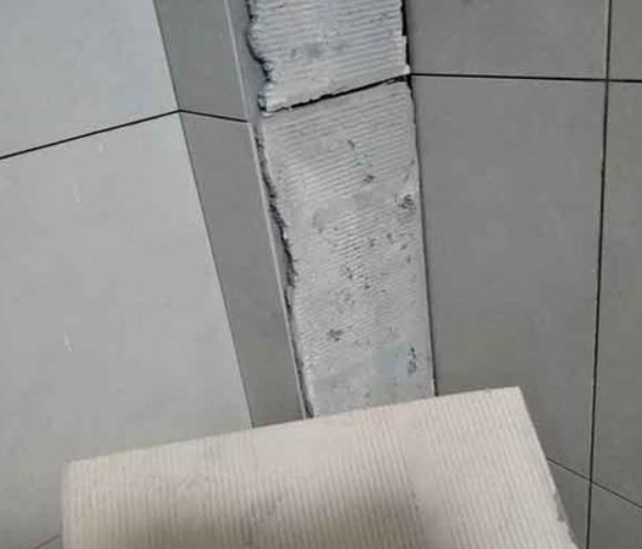 新安瓷砖空鼓维修公司分享下厨房瓷砖脱落的补救措施。